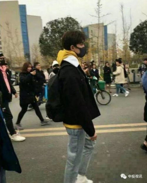 一位路人与疑似吴磊的人合影