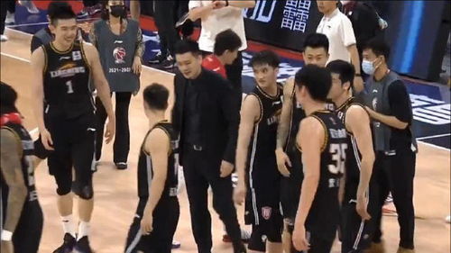 广厦夺冠全队拥抱庆祝 周琦一旁落寞