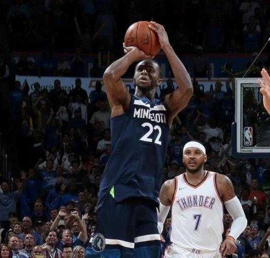 雷霆全队在比赛中庆祝胜利