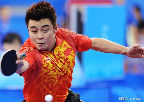 王皓坐在教练席神情严肃