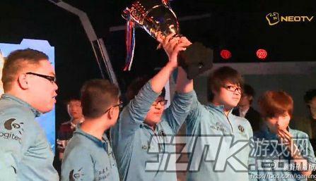 WE战队赛后庆祝胜利