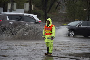 市政工人正在清理排水口