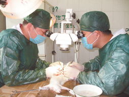 外科医生正在进行显微缝合手术