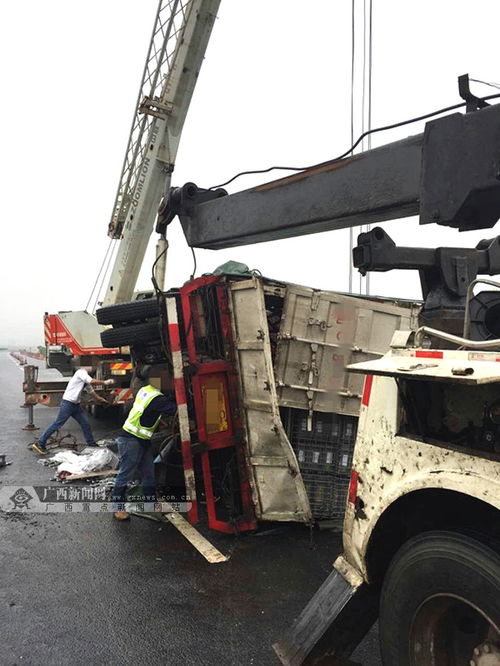 事故货车侧翻现场