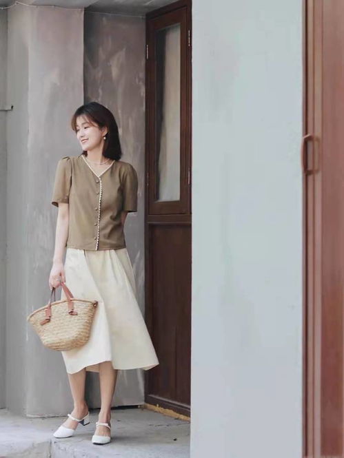 女生穿着简约但有层次感的穿搭