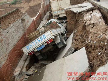 男子驾车遇天坑喷土，生死一线间！真实还原惊险现场