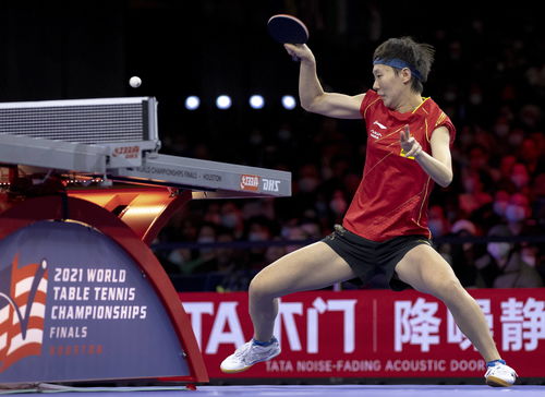 王曼昱比赛中回球