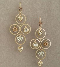 黄杨钿甜佩戴奢华耳环