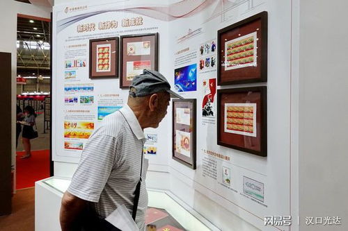 集邮爱好者在展台前交流互动