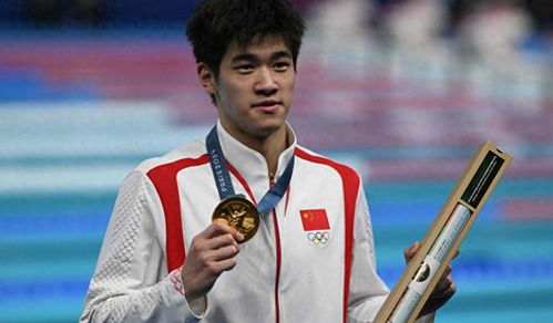 潘展乐冲过终点线庆祝胜利