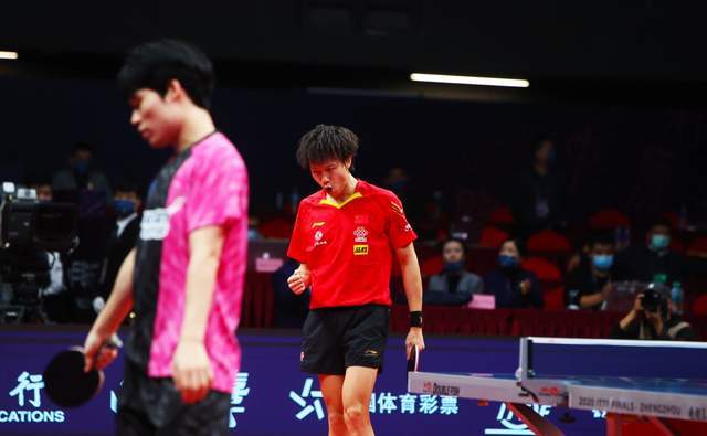 国乒教练组在场边讨论战术