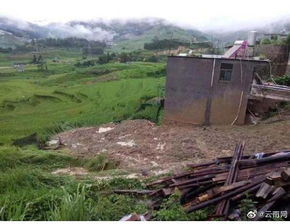 暴雨引发山体滑坡示意图