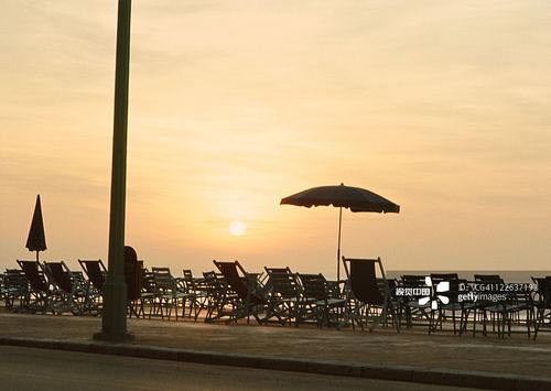 夕阳下的海滩与躺椅