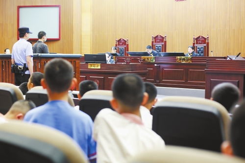 法院庭审现场模拟图