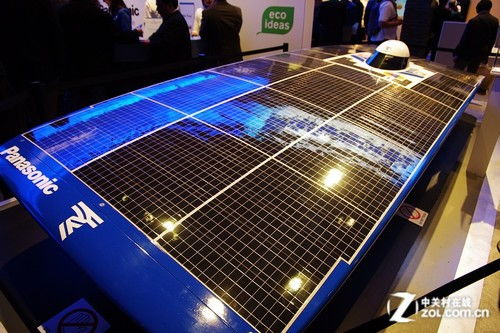中国展台展示的太阳能电池板和环保材料