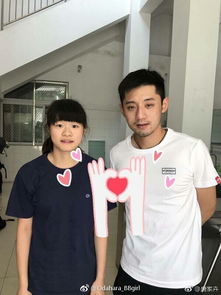 任超与学生合影笑脸图