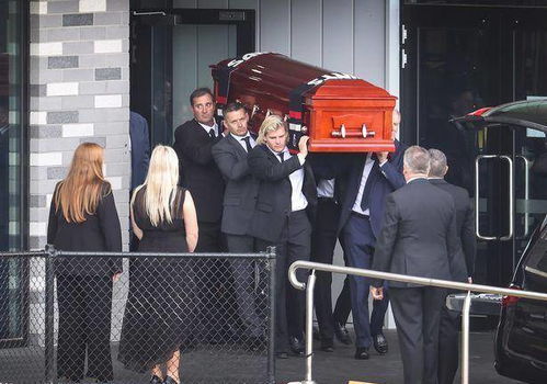 男子面对镜头神情复杂