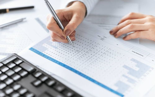 沉思未来财务规划的人