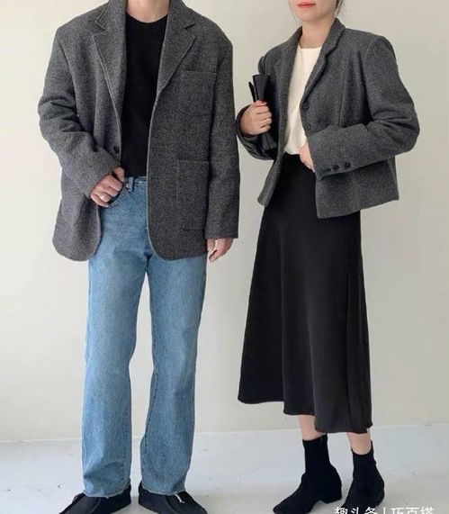 情侣穿着同色系但不同款式的休闲装合影