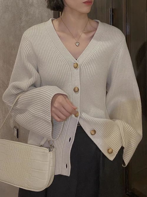 女生穿着奶油风针织套装