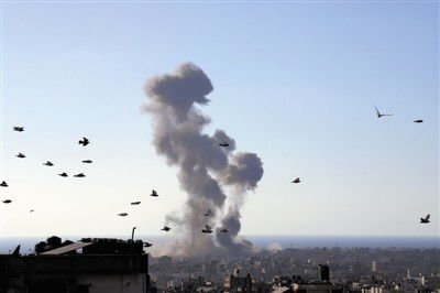 加沙地带空袭后废墟中的儿童遗体