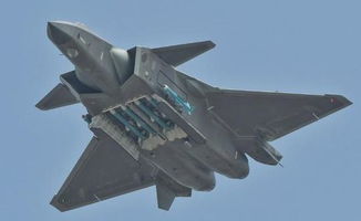 歼-20打开弹舱展示导弹