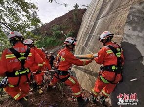救援人员在山体滑坡现场紧张搜救