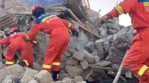 救援人员在废墟中搜救