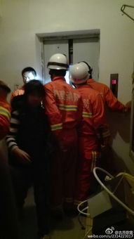 小女孩被救出时的画面