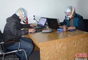 办公室内员工戴着耳机专注工作