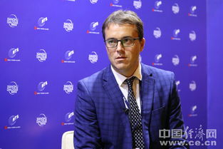 亚历山大接受记者采访