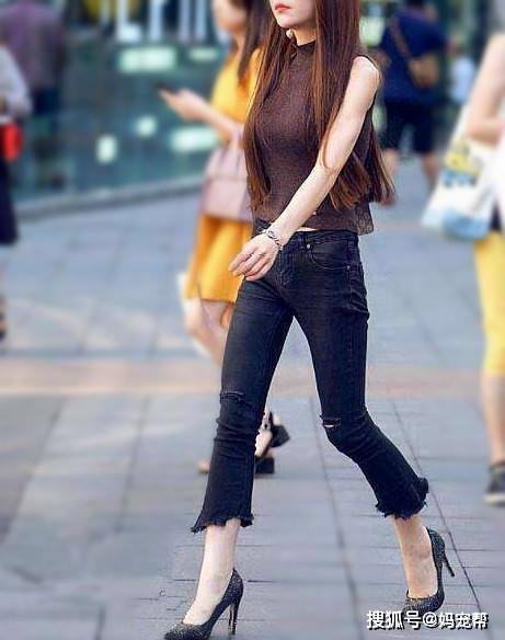 夏日白色吊带搭配高腰牛仔裤与草帽的女生