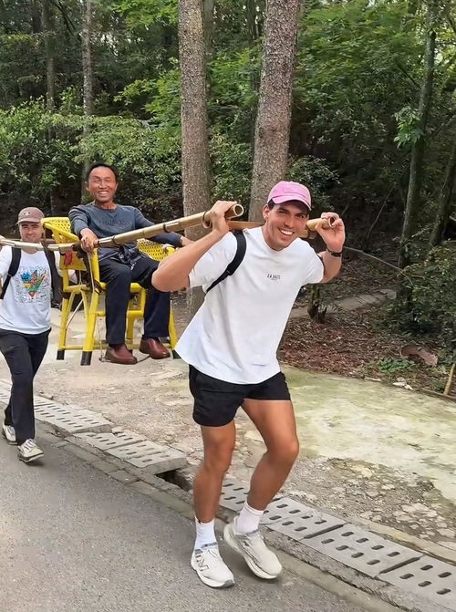 “重量级”游客雇3名轿夫抬轿下山，张家界奇景引热议