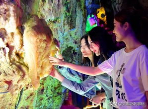 情侣在溶洞中牵手合影的画面