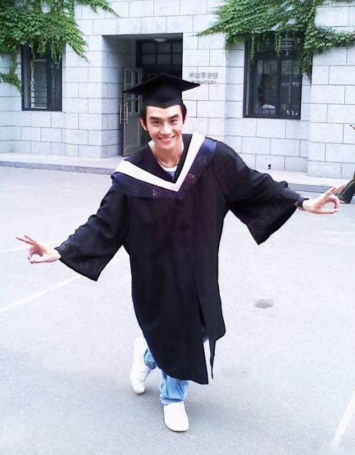 李勒优大学毕业照