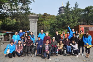 老人背影与剧院门口合影