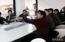 团队成员围坐一起讨论方案的场景