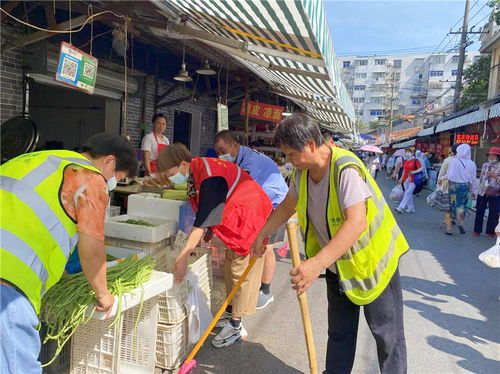 市民自发帮助受灾商户清理店铺
