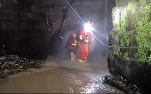 消防员在暴雨中营救被困人员
