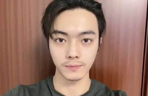 许凯在车内认真录视频的瞬间