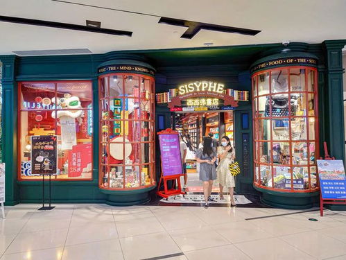 一位读者在咖啡馆认真阅读一本书