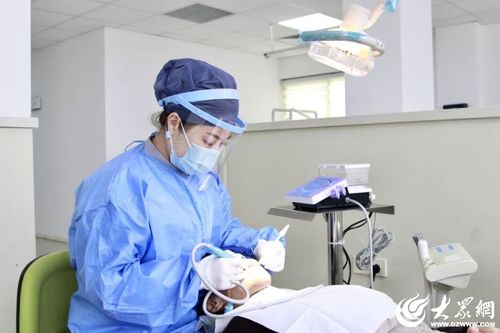 牙医正在为成年人洗牙