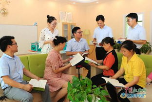 家长与老师在办公室讨论教育问题场景