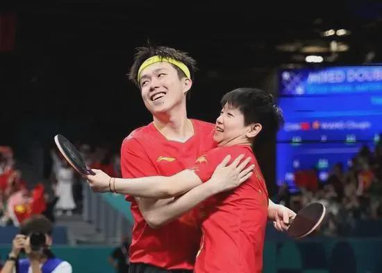 王楚钦与孙颖莎庆祝胜利
