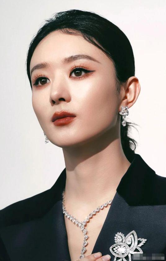 赵丽颖黑色西装出席活动