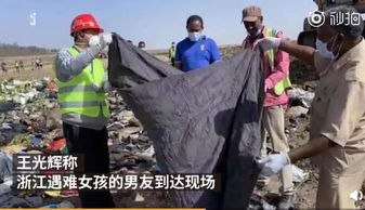 家属在灵堂前低头哀悼