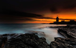 摄影师在海边拍摄彩霞