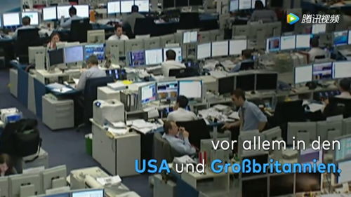 员工讨论裁员问题