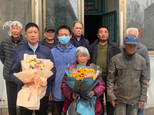 一家人平安归来合影留念