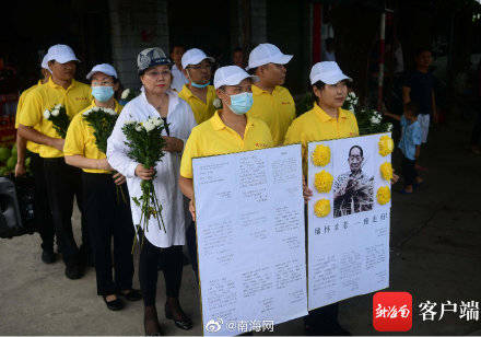 志愿者向袁隆平献花